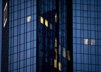 Deutsche Bank makes profit on cost cuts, trading income