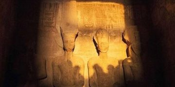 Hundreds of Egyptians, foreigners attend rare solar phenomenon in Aswan