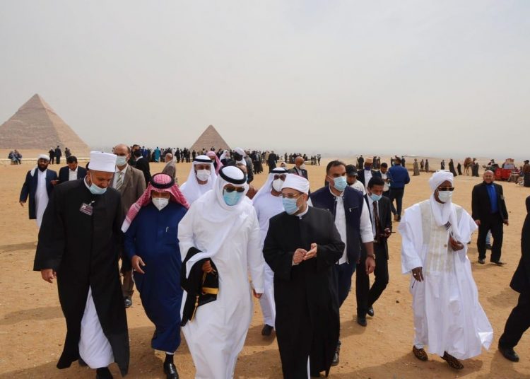 Awqaf min. accompanies visiting delegations in tourist tour in Pyramids 1 - Egyptian Gazette