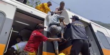 Train crashes in eastern Taiwan, killing 36, injuring dozens 1 - Egyptian Gazette Train crashes in eastern Taiwan, killing 36, injuring dozens