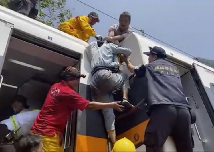 Train crashes in eastern Taiwan, killing 36, injuring dozens 1 - Egyptian Gazette