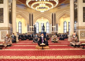 Sisi performs Friday prayer; meets army commanders