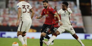 Fernandes and Cavani sparkle as United hit Roma for six