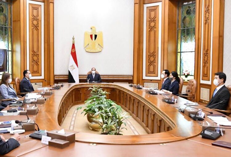 Sisi stresses importance of industry localisation 1 - Egyptian Gazette President Abdel Fattah El Sisi during his meeting yesterday with Yong-Bae Lee, President and CEO, Hyundai-Rotem Co Ltd
