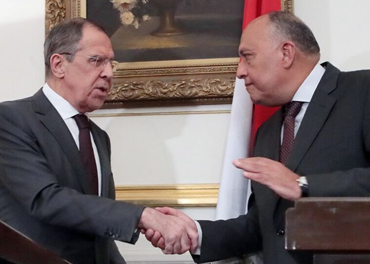 Egyptian Foreign Minister Sameh Shoukry (R) and Russian counterpart Sergy Lavrov