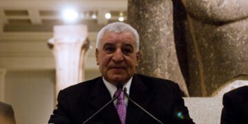 Hawass says UNESCO unfair laws push  Egypt to engage in fights to get stolen artifacts