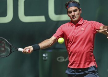 Federer wins Halle opener