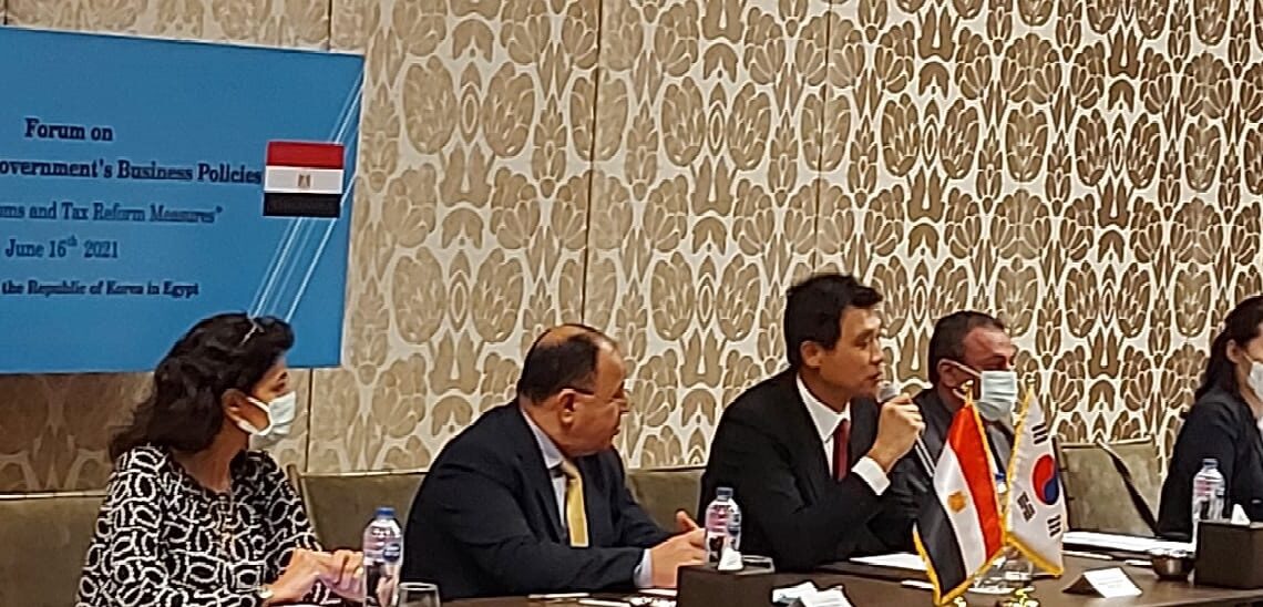 Finance Minister Mohamed Maeet (2nd L) during a meeting with Korean Ambassador in Cairo Hong Jin-wookAn (2nd R).