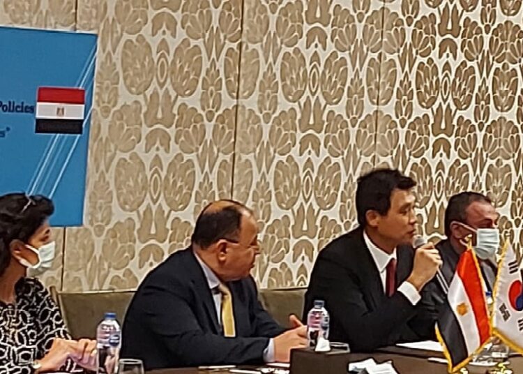 Finance Minister Mohamed Maeet (2nd L) during a meeting with Korean Ambassador in Cairo Hong Jin-wookAn (2nd R).