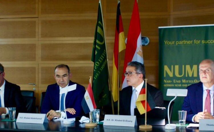 Minister of  Tourism and Antiquities Khaled el-Anani 2nd(R) during the meeting