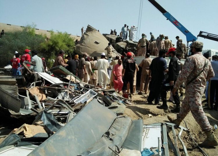 Egypt expresses condolences to Pakistani collision victims 1 - Egyptian Gazette Paramilitary soldiers and rescue workers gather at the site following a collision between two trains in Ghotki, Pakistan June 7, 2021.