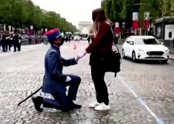 ‘Marry me?’ – A Champs Elysees proposal moments before parade