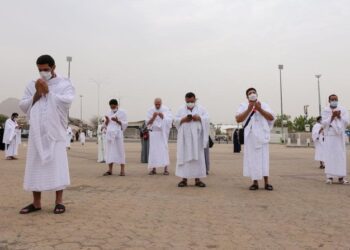 Muslim pilgrims arrive at Mount Arafat