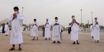 Muslim pilgrims arrive at Mount Arafat