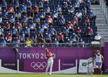 Straka leads Olympic golf on day of low scoring, surprises