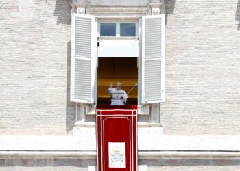 Learn to switch off, says pope in first appearance at Vatican after hospital stay