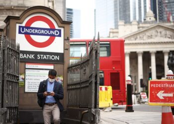 UK growth slows sharply in July