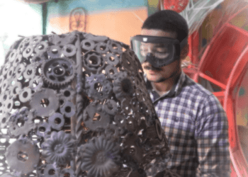 Egyptian sculptor makes statues of pharaohs from scrap