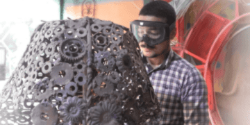 Egyptian sculptor makes statues of pharaohs from scrap