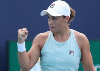 Barty and Federer reach last 16 at Wimbledon