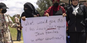 Israel blocks law that keeps out Palestinian spouses