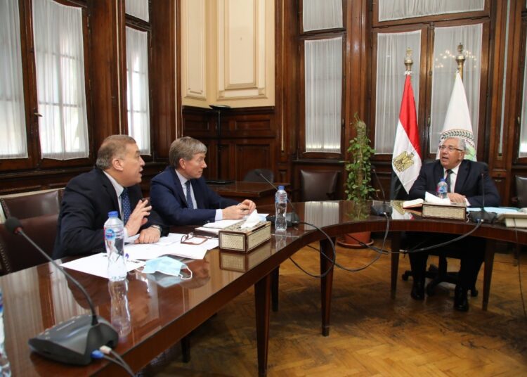 Minister of Agriculture and Land Reclamation al-Sayed al-Quseir (R) during his meeting with MEVAC officials on Thursday.