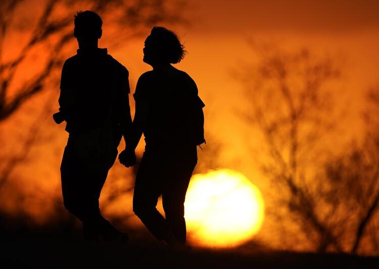 US life expectancy in 2020 saw biggest drop since WWII 1 - Egyptian Gazette A file photo showing a couple walks through a park at sunset in Kansas City, Mo.