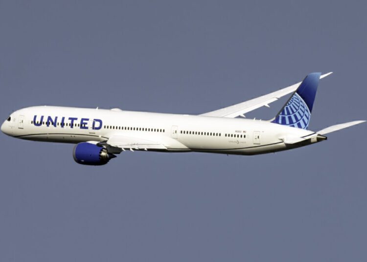 United Airlines reduced its quarterly loss to $434 million and posted surprisingly strong revenue as US vacation travel picked up.