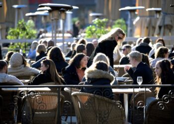 Euro zone businesses boomed in July but confidence weakened