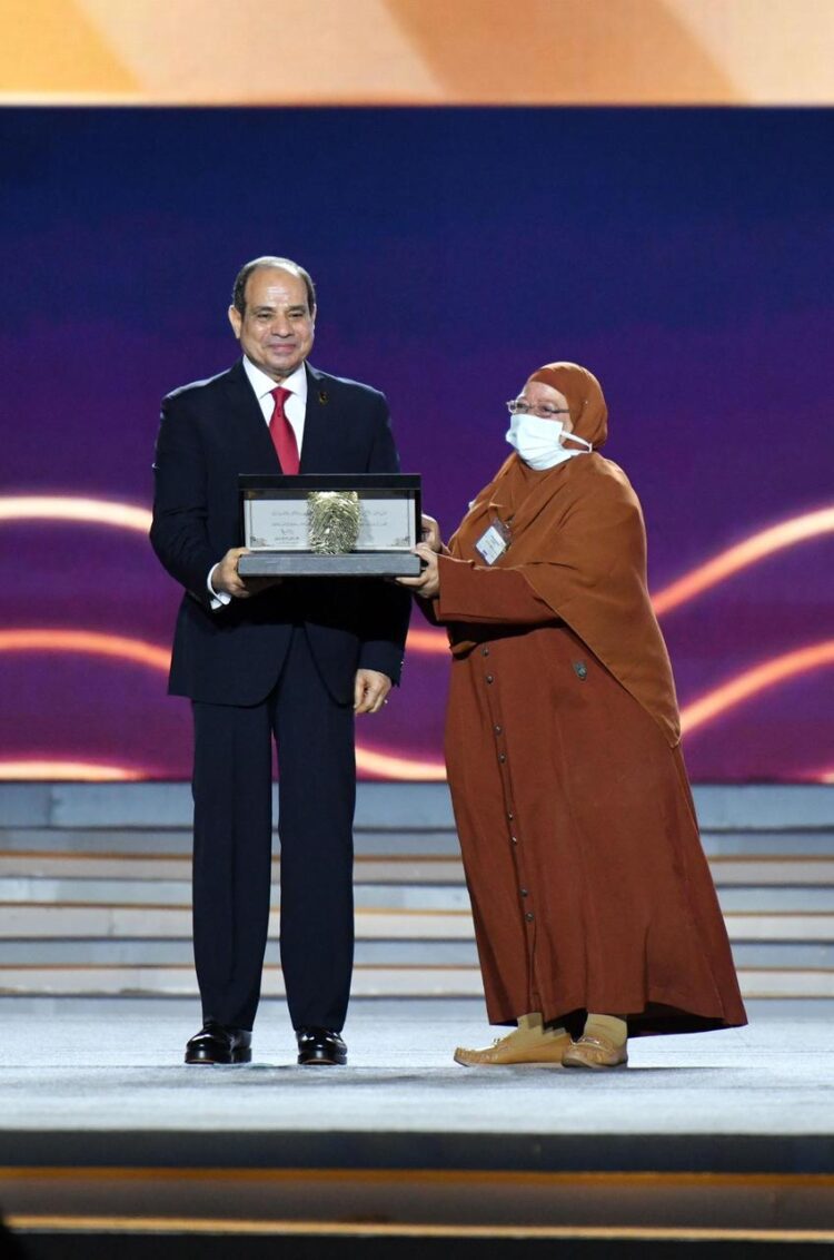 Sisi Honors Officials Of Decent Life Projects - Egyptian Gazette