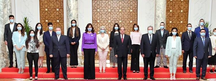 President Abdel Fattah El Sisi in a group photo with a delegation of Greek and Cypriot youth of Egyptian origins ahead of their meeting Tuesday as part of the presidential initiative "Reviving the Roots".