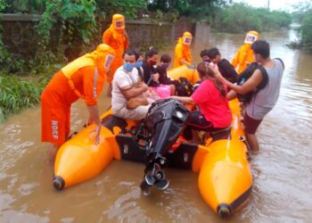Landslides in western India kill 32, while floods trap more