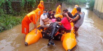 Landslides in western India kill 32, while floods trap more