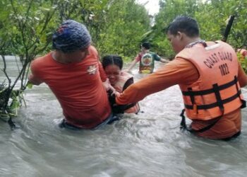 Monsoon rains flood Philippine villages, thousands evacuate