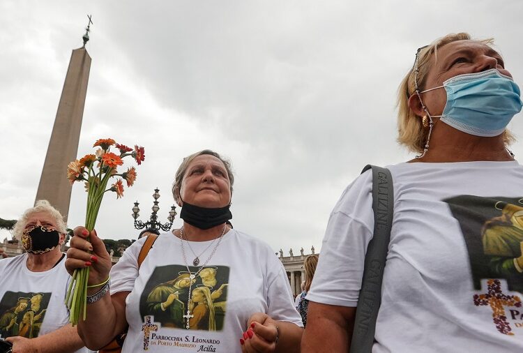 Pope honors grandparents on first World Day for elderly 1 - Egyptian Gazette Faithful gather in St. Peter's Square, at the Vatican, Sunday, July 25, 2021.