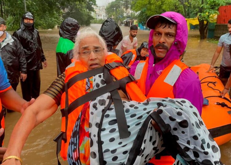 Heavy rain in India triggers floods, landslides; at least 125 dead 1 - Egyptian Gazette Rescue teams in India struggled through thick sludge and debris on Saturday to reach dozens of submerged homes as the death toll from landslides and accidents caused by torrential monsoon rain rose to 125.