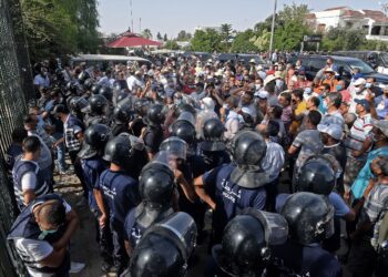 Clashes in Tunisia after president ousts PM amid Covid protests