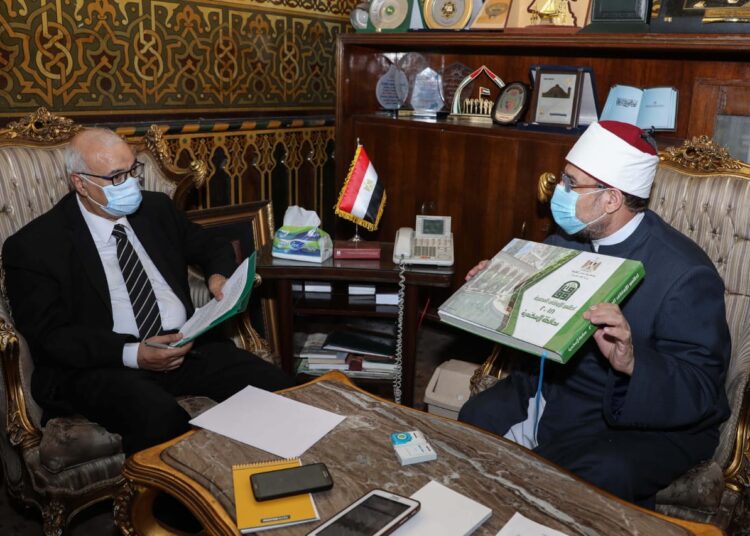 Awqaf Minister Mohamed Mokhtar Gomaa (R) during interview with Board Chairman and Editor-in-Chief of the Middle East News Agency (MENA) Ali Hassan
