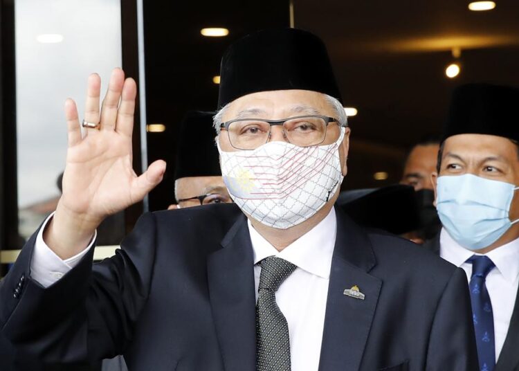 Malaysian king picks ex-deputy PM as nation’s new leader 1 - Egyptian Gazette Former Deputy Prime Minister Ismail Sabri Yaakob waving to the media as he departs to the national palace from UMNO Headquarters in Kuala Lumpur.