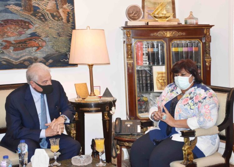 Minister Abdel Dayem and Governor Fouda reviewing cultural projects in South Sinai during their meeting in Cairo Sunday.