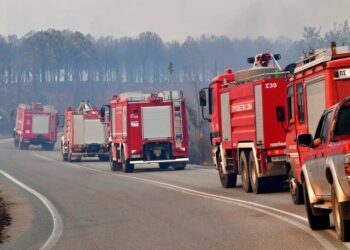Thousands flee fires in Greece, Turkey