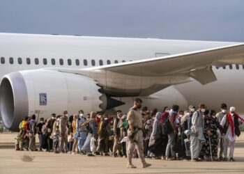 Taliban insist on airlift deadline amid new report of abuses