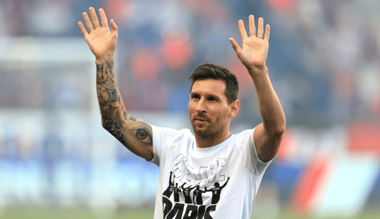 PSG fans cheer on Messi before 4-2 win; Nice routs Lille 4-0 1 - Egyptian Gazette PSG's Lionel Messi waves during players presentation before the French League One match between Paris Saint Germain and Strasbourg, in Paris.