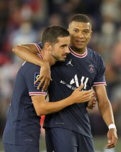 PSG fans cheer on Messi before 4-2 win; Nice routs Lille 4-0 3 - Egyptian Gazette PSG fans cheer on Messi before 4-2 win; Nice routs Lille 4-0 2 - Egyptian Gazette