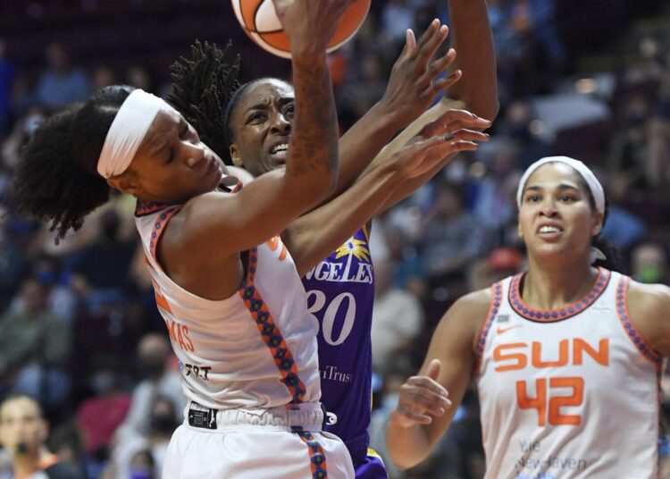 Connecticut Sun beat Los Angeles Sparks 76-61 1 - Egyptian Gazette Connecticut Sun Jasmine Thomas (L) takes the ball away from Los Angeles Sparks Nneka Ogwumike (C) as Brionna Jones watches during their WNBA basketball game.