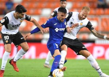 Valencia wins La Liga opener