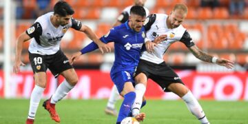 Valencia wins La Liga opener