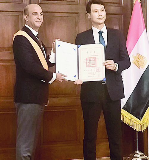South Korean Ambassador to Cairo Hong Jin-wook delivering 1st Class Order of Sports Merit, to one of the family of the late General Ahmed Fouly in honour of his sporting career and active role in spreading the popularity of taekwondo. 