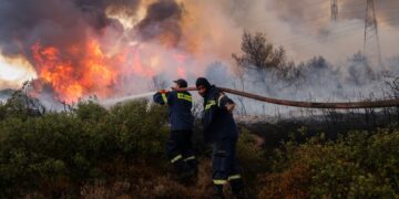 Greek firefighters battle huge wildfires with reinforcements 1 - Egyptian Gazette Greek firefighters battle huge wildfires with reinforcements