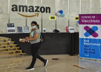 Amazon orders all US employees to mask up at work